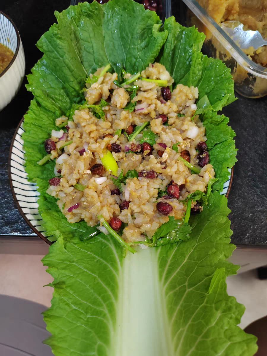白菜叶做东北大饭包,香脆可口,喜欢吃素食的一定要试试
