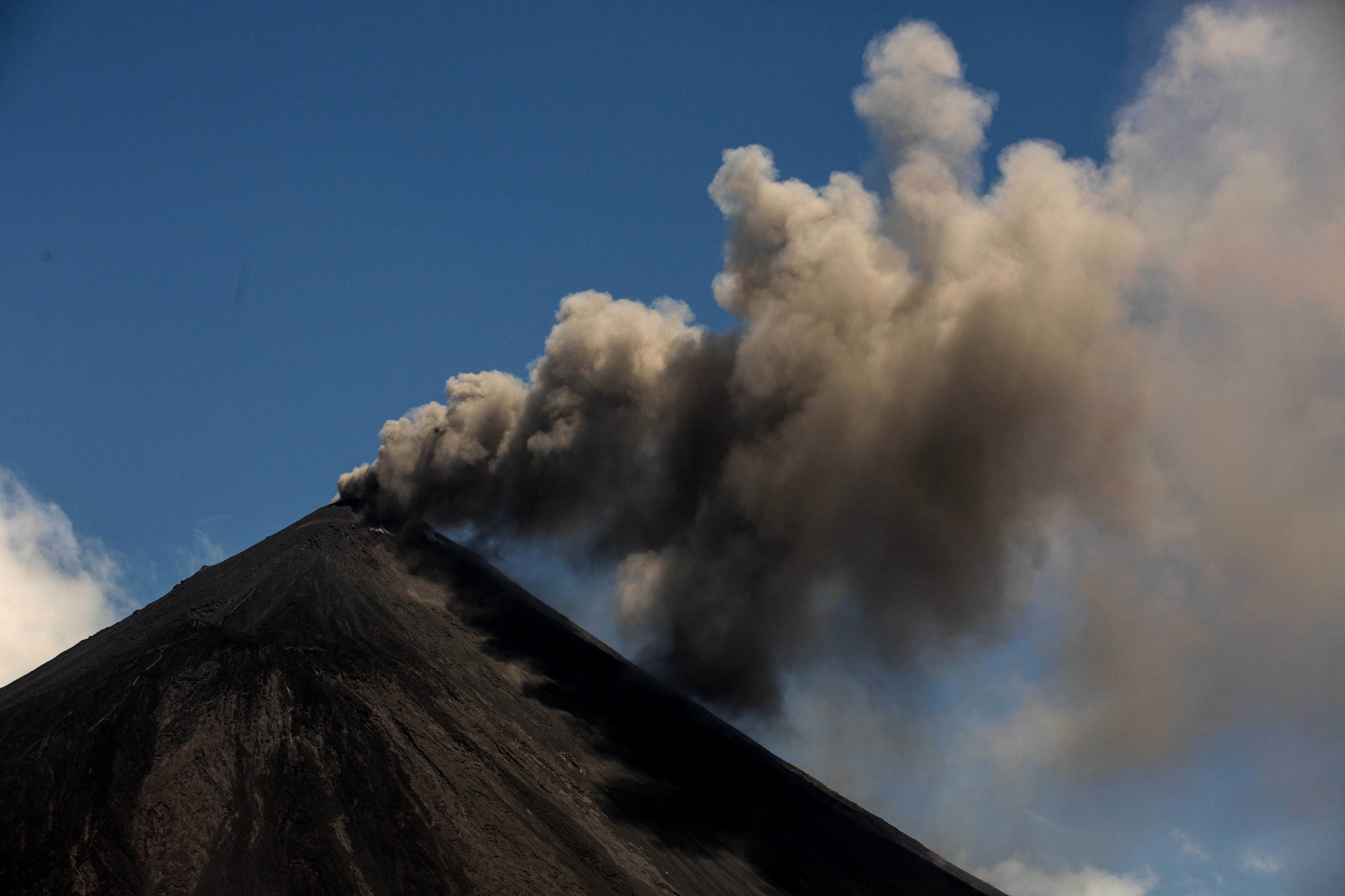 (2)危地马拉帕卡亚火山喷发