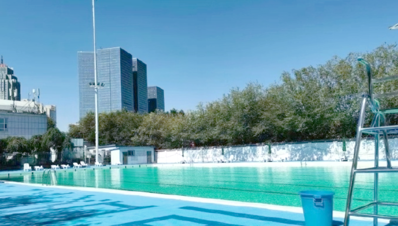 5月1日起,乌鲁木齐市红山游泳馆重新开门迎客,营业时段为每日上午11点