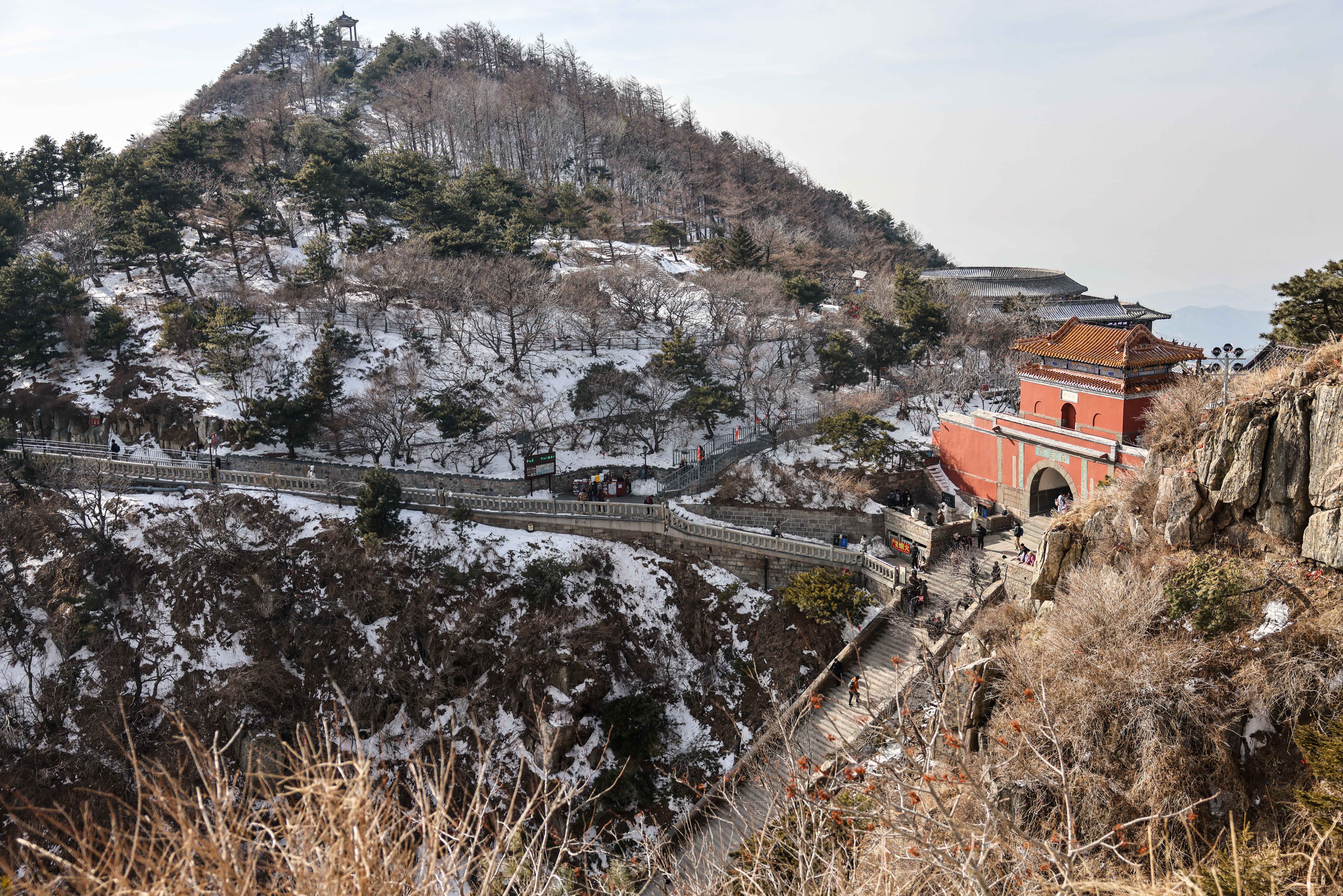 冬季泰山引游人