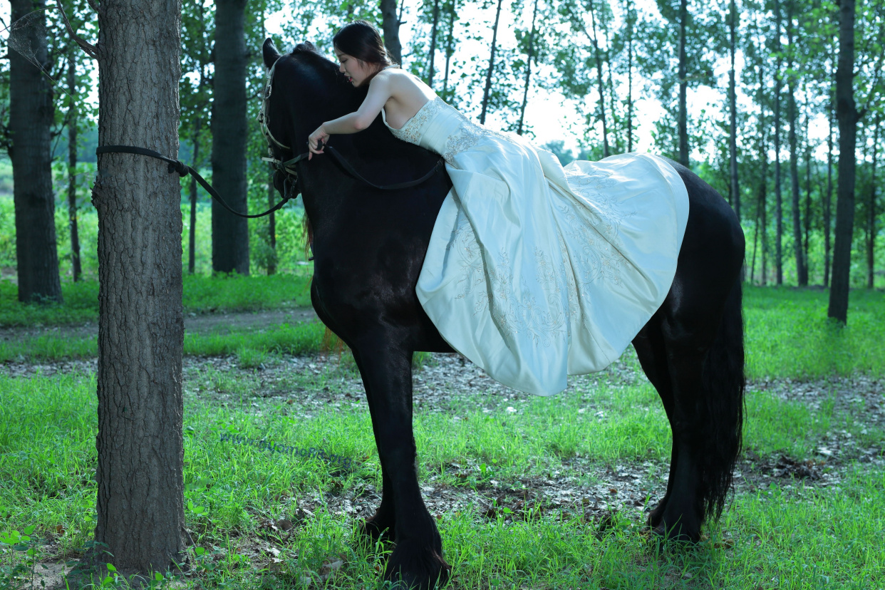 长腿美女亲自示范骑马拍照,摄影师辛苦了