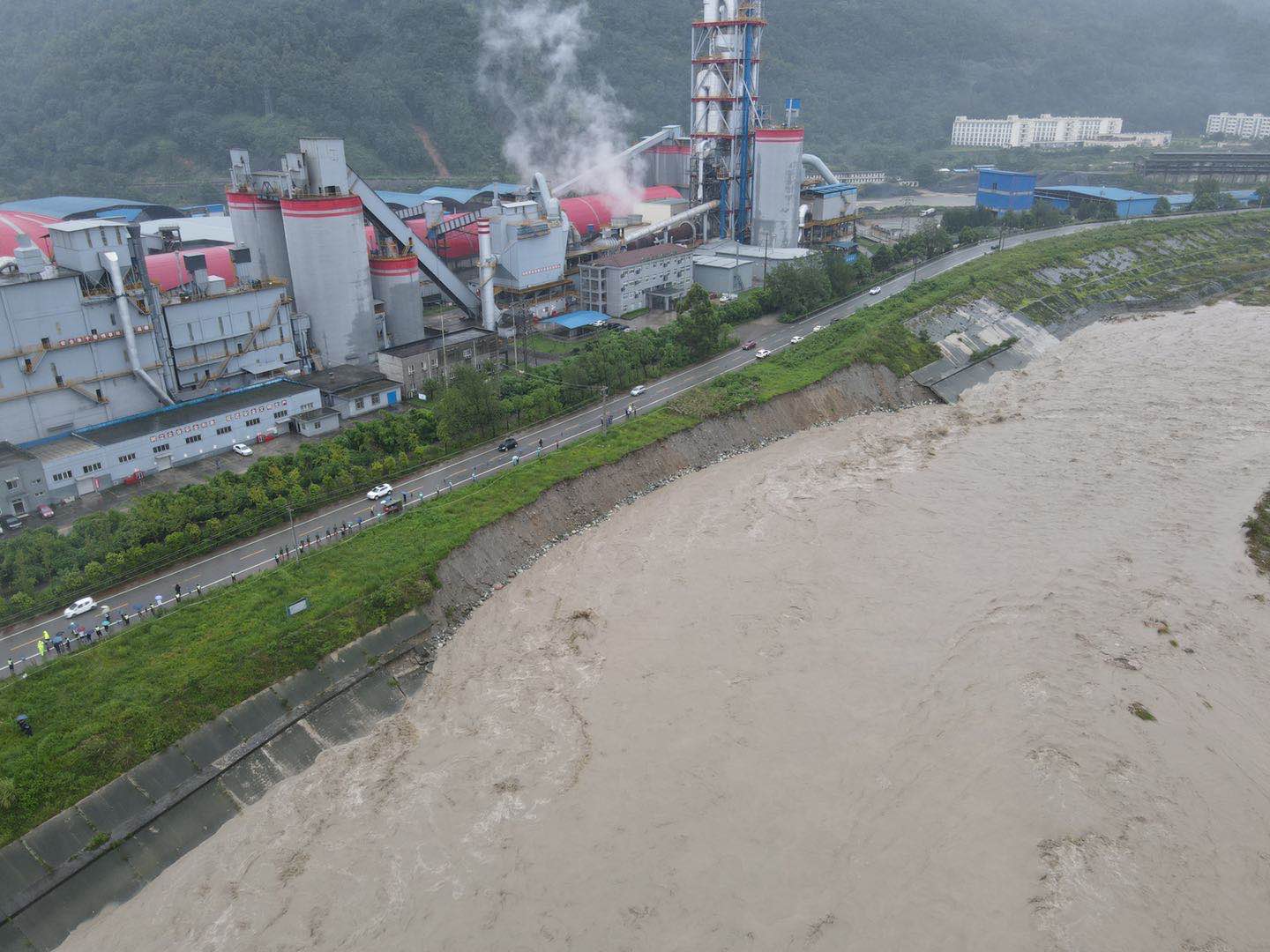 什邡洛水镇堤防垮塌250余米 目前正排险加固