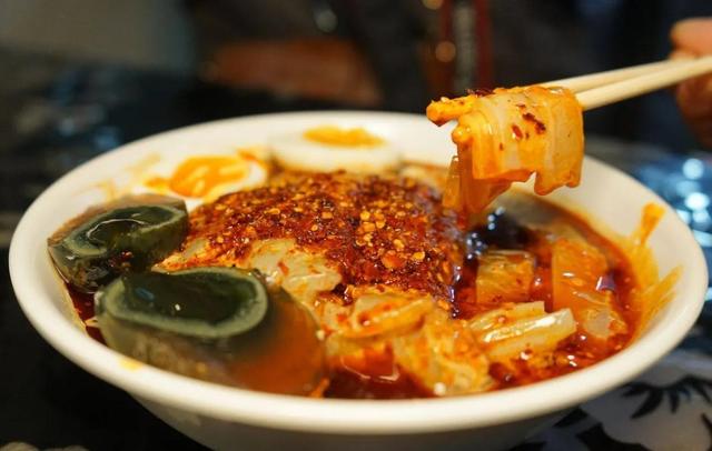 天热了,"黑暗料理"卤汁凉粉吃起来