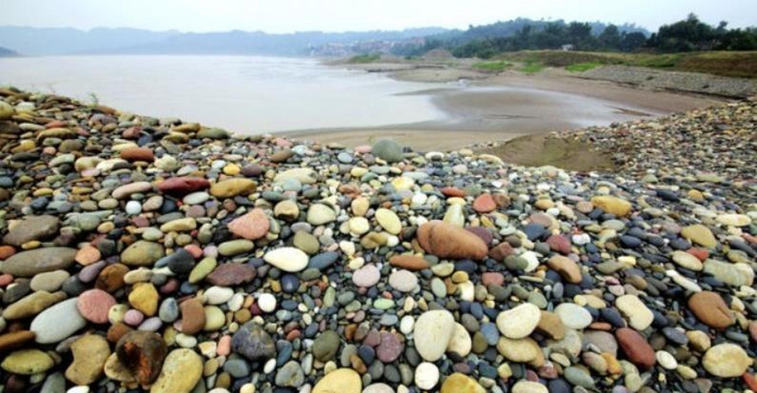 今天带孩子去一条河边玩,无意当中捡到一块石头,挺好看的,孩子一直拿