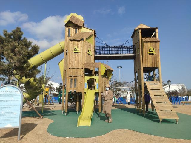 免费遛娃好去处 金沙滩啤酒城再添无动力设施