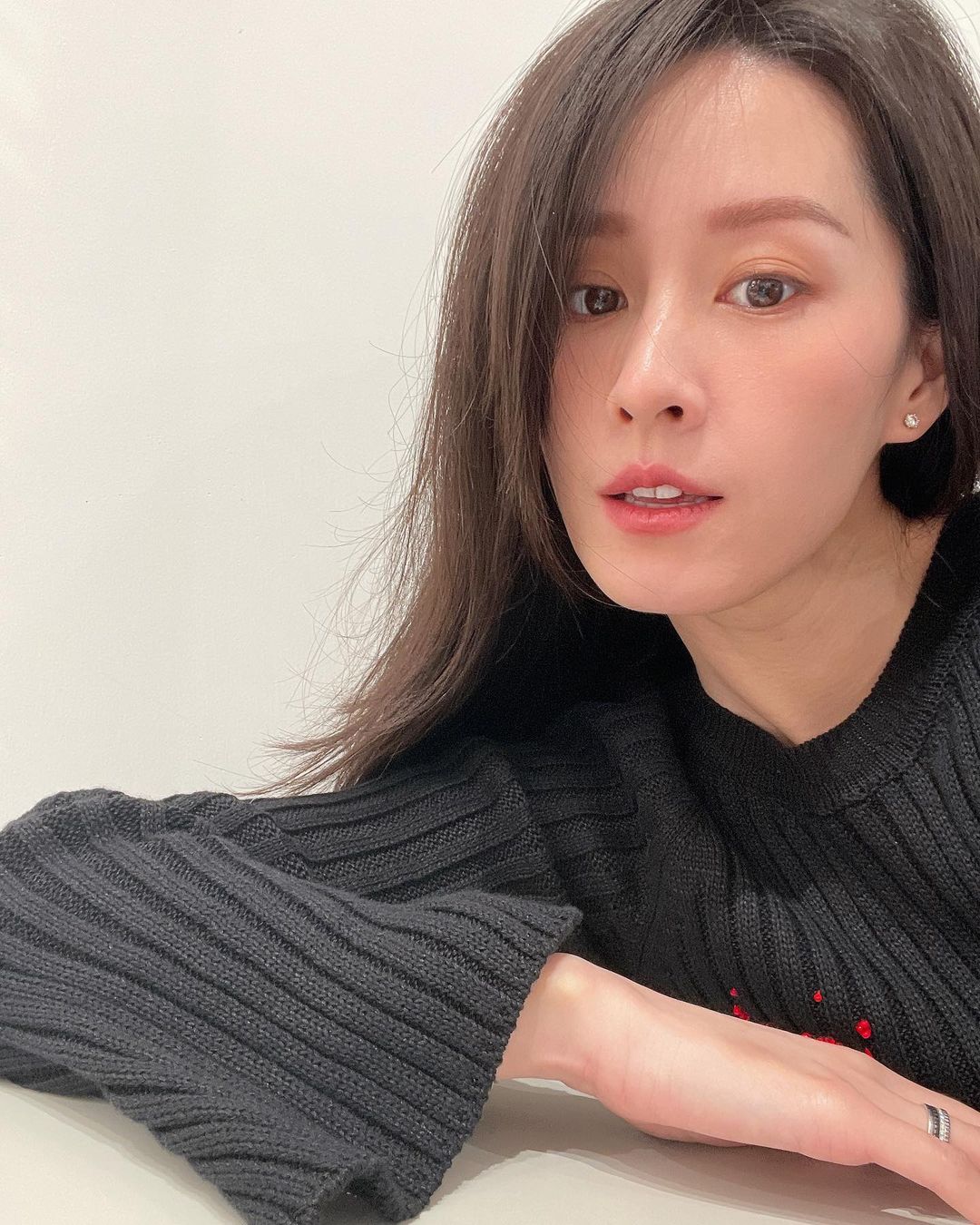 37岁曾恺玹生了娃也超美,清纯又温柔,纤细身姿少女感太强!