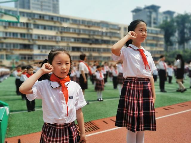 济南市历下实验小学157名新队员戴上红领巾