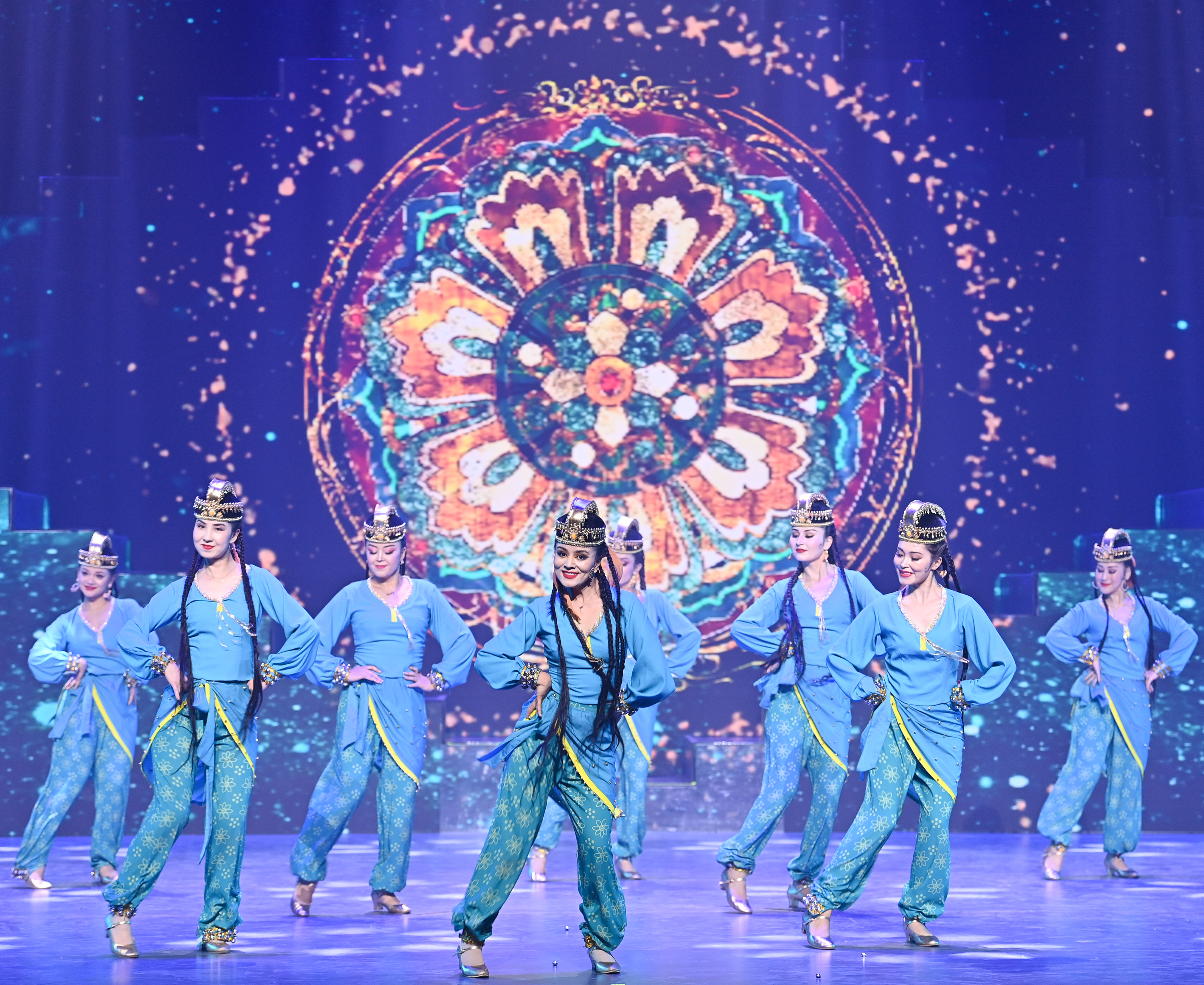 原创歌舞剧"杏花之约 丝路龟兹"在新疆库车首演