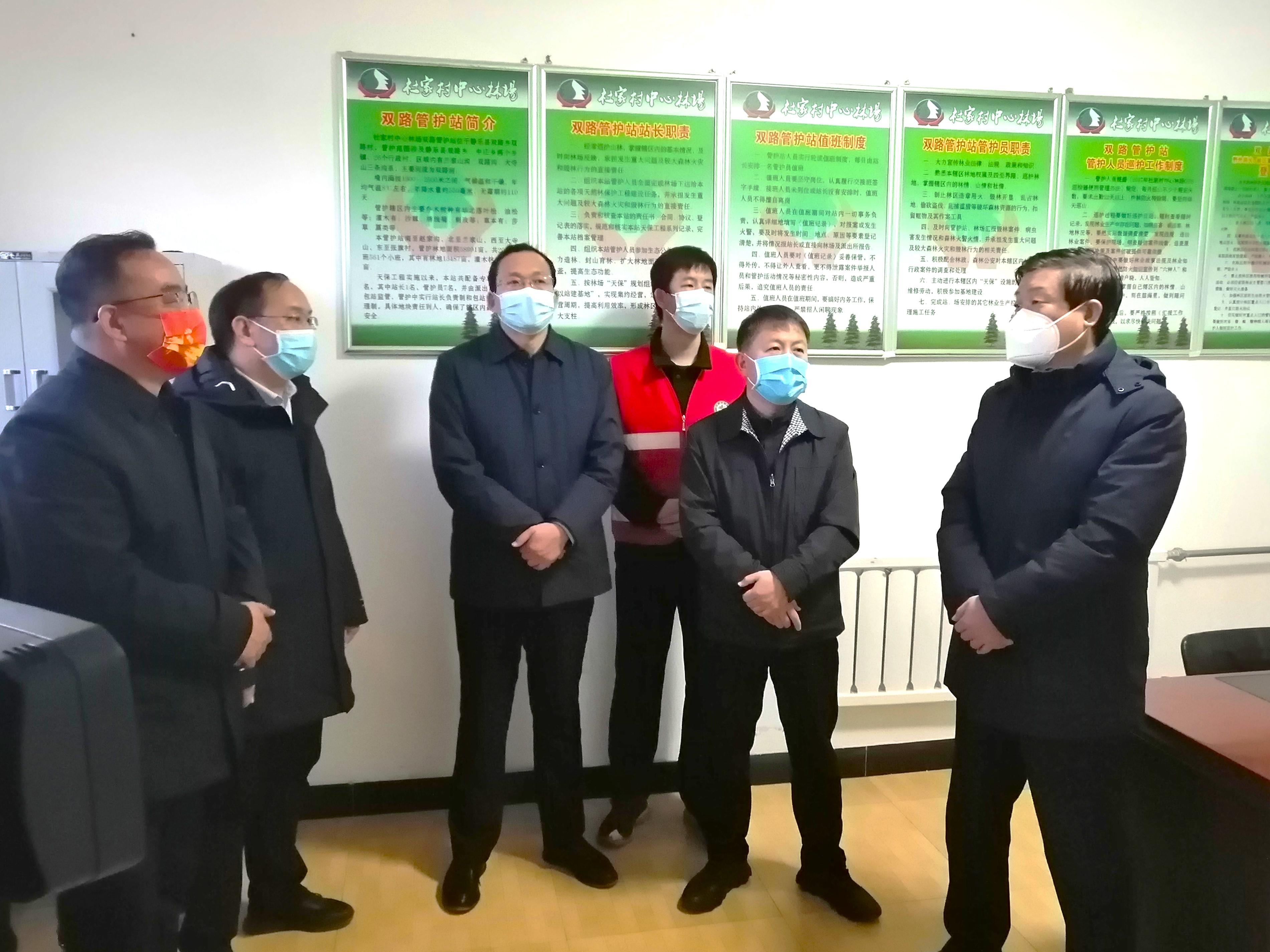 忻州市级林长温建军在山西省管涔山国有林管理局杜家村中心林场调研