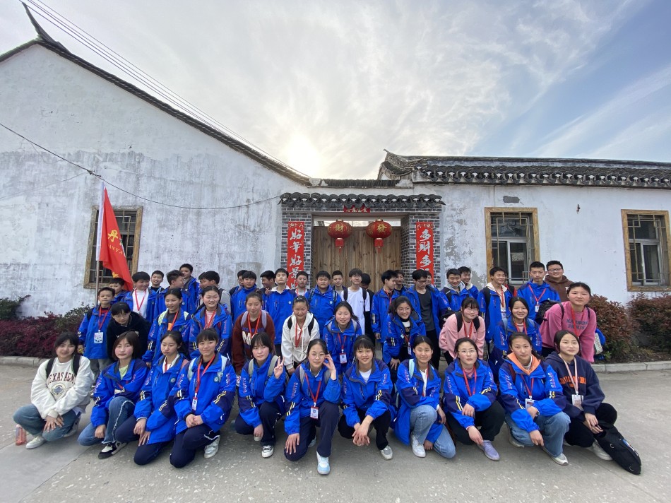 丹阳市荆林学校开展远足扫墓研学活动