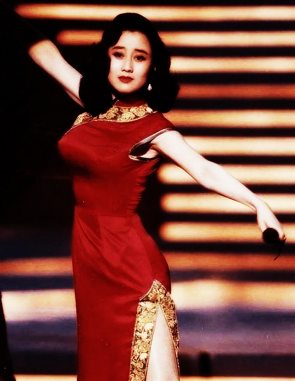 这张照片是李连杰,他的妻子利智和他们的两个女儿的近照.