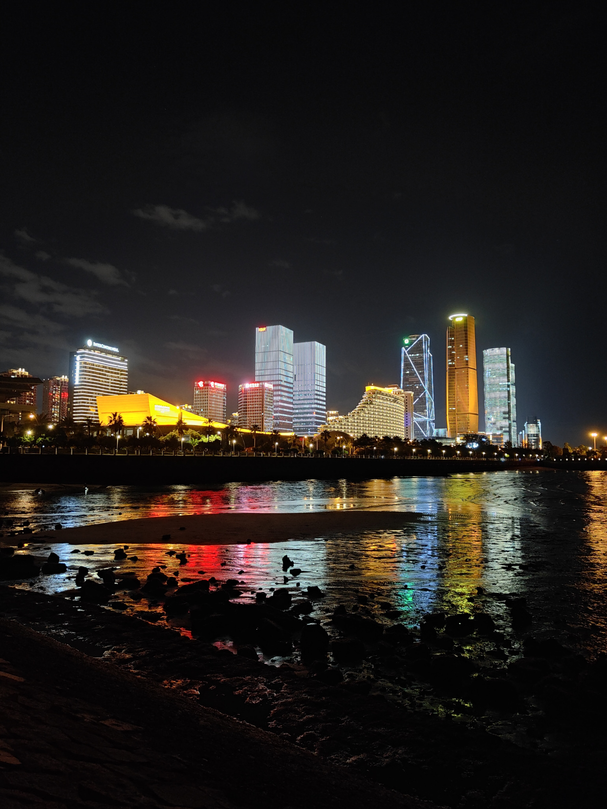 夜晚的厦门会展中心和观音山沙滩风景