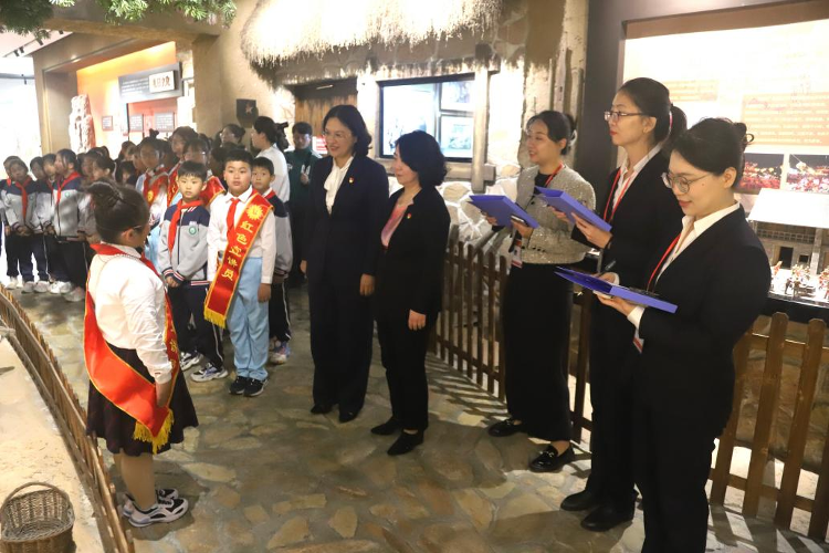 威海市千山路小学党支部与威海市方志馆举行校地共建研学基地签约揭牌