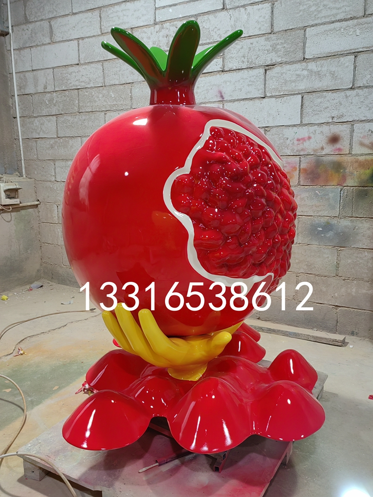 富有生机和朝气的艺术形态民族团结手捧石榴雕塑摆件