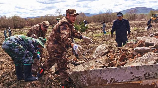 伊图里河林业局清除垃圾做表率 育苗增绿在行动