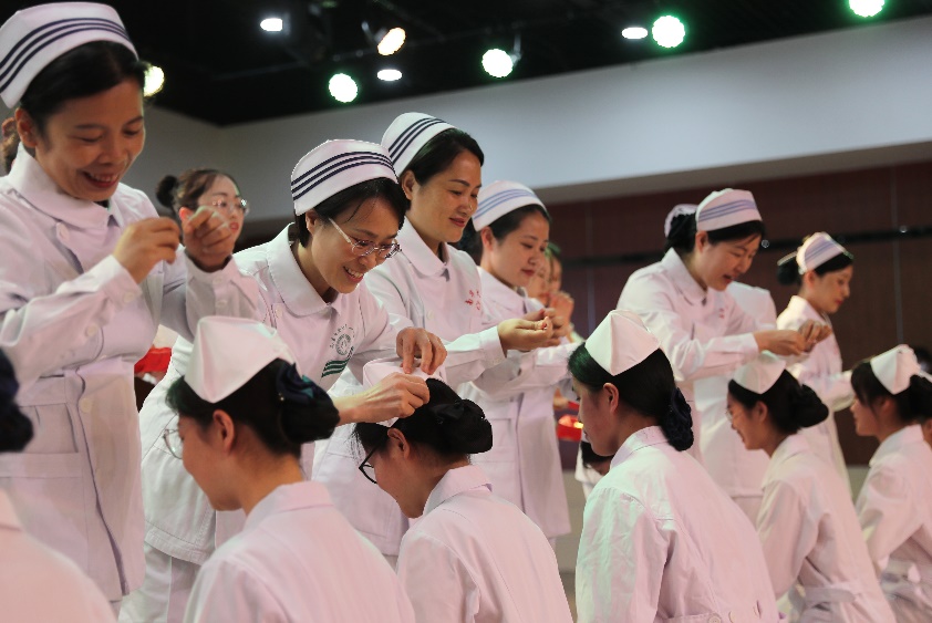 庆祝护士节,南华大学举行毕业生授帽仪式