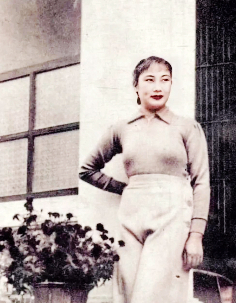 20年代民国"影后"胡蝶老照片,坐在桥上,倚栏杆,眺望远方,如画般的眼神