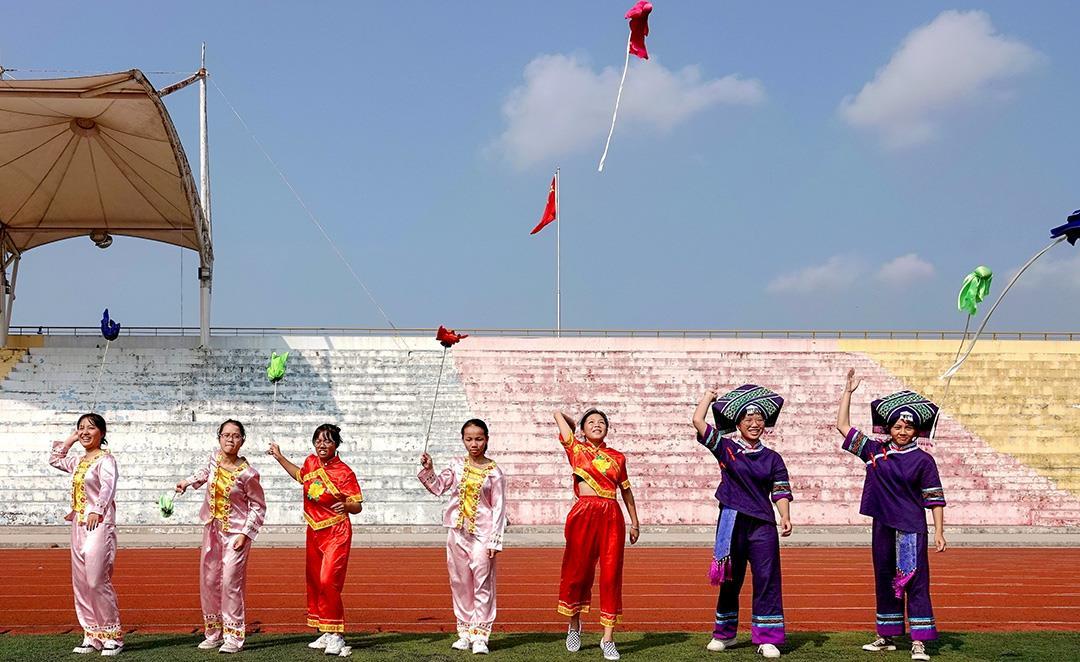都安瑶族中学各民族学生在美丽的校园抛绣球,乐享幸福生活.