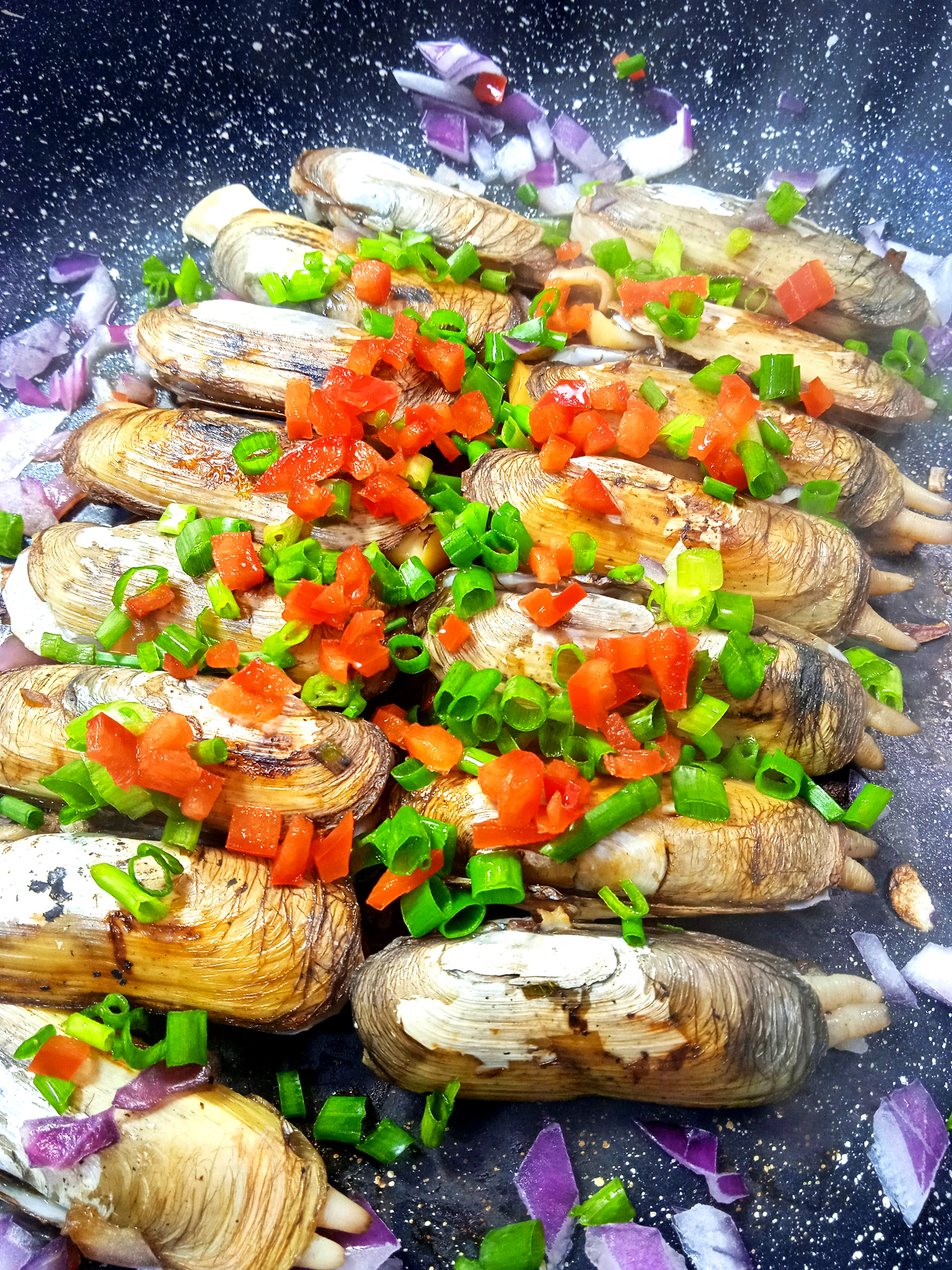 制作非常简单铁板蛏子,一烤瞬间流口水了!