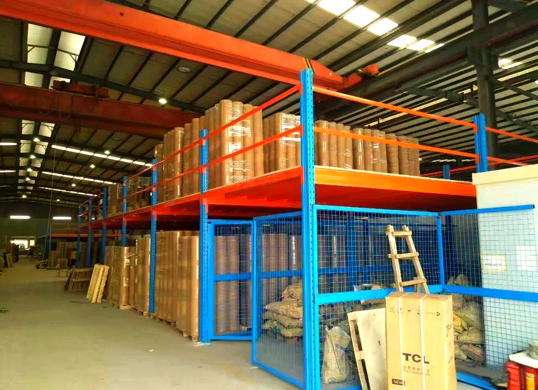 这种平台通常由钢材制成,包括型钢和钢板等构件,通过焊缝,螺丝或铆钉