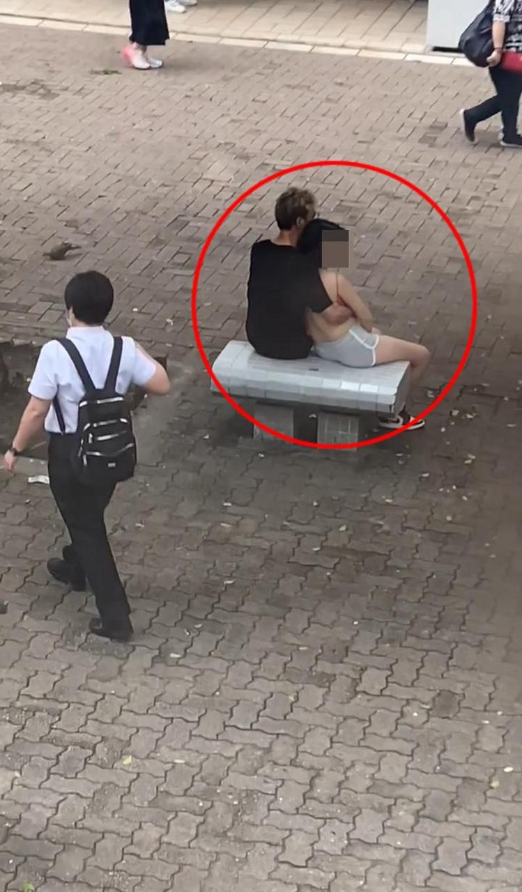 香港一女子只穿肚兜,短裤,光天化日下任由"男友"摸胸  最近,香港社交
