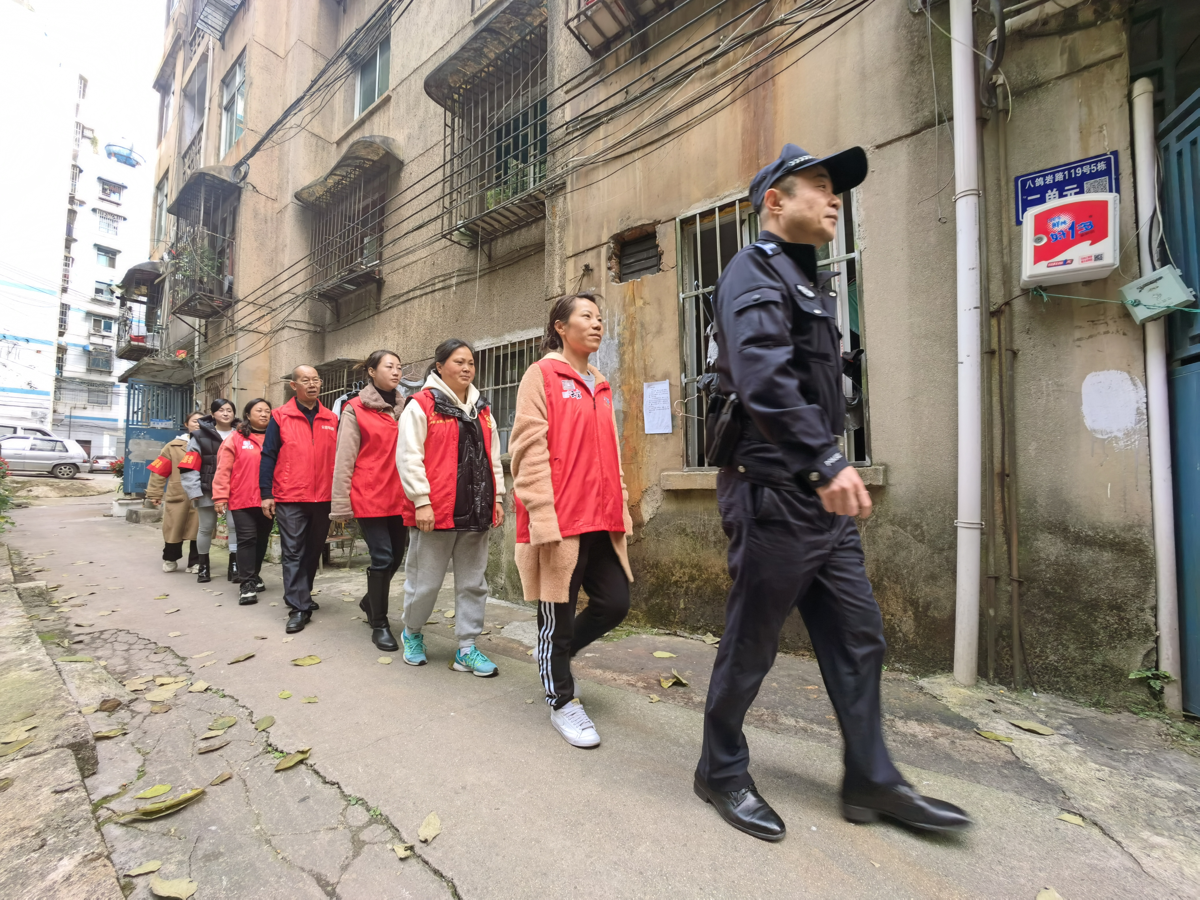 "迅捷八鸽义警队"巡逻守护辖区安全