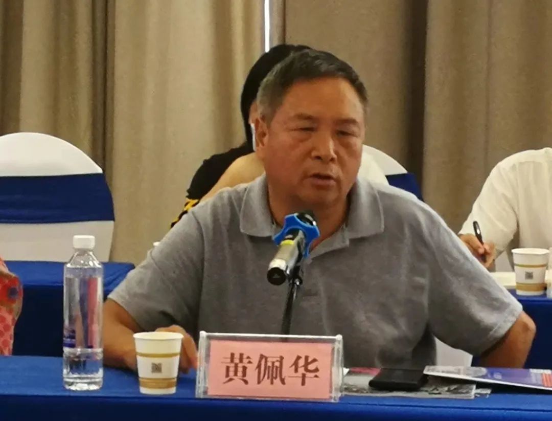 发言评述 研讨会上,《神山》作者杨文升分享了作品创作的心路历程,区