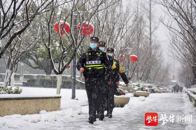 雪警出更:虎年首个工作日,南京警方战雪情,保出行,护民生