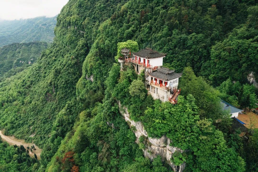 处,以九座相连的山峰而得名,既是包括马面山,九台山等整个群山的称呼