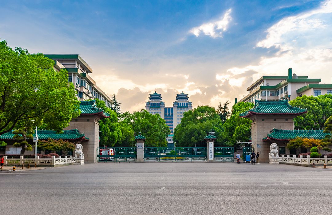 中南民族大学大门图片