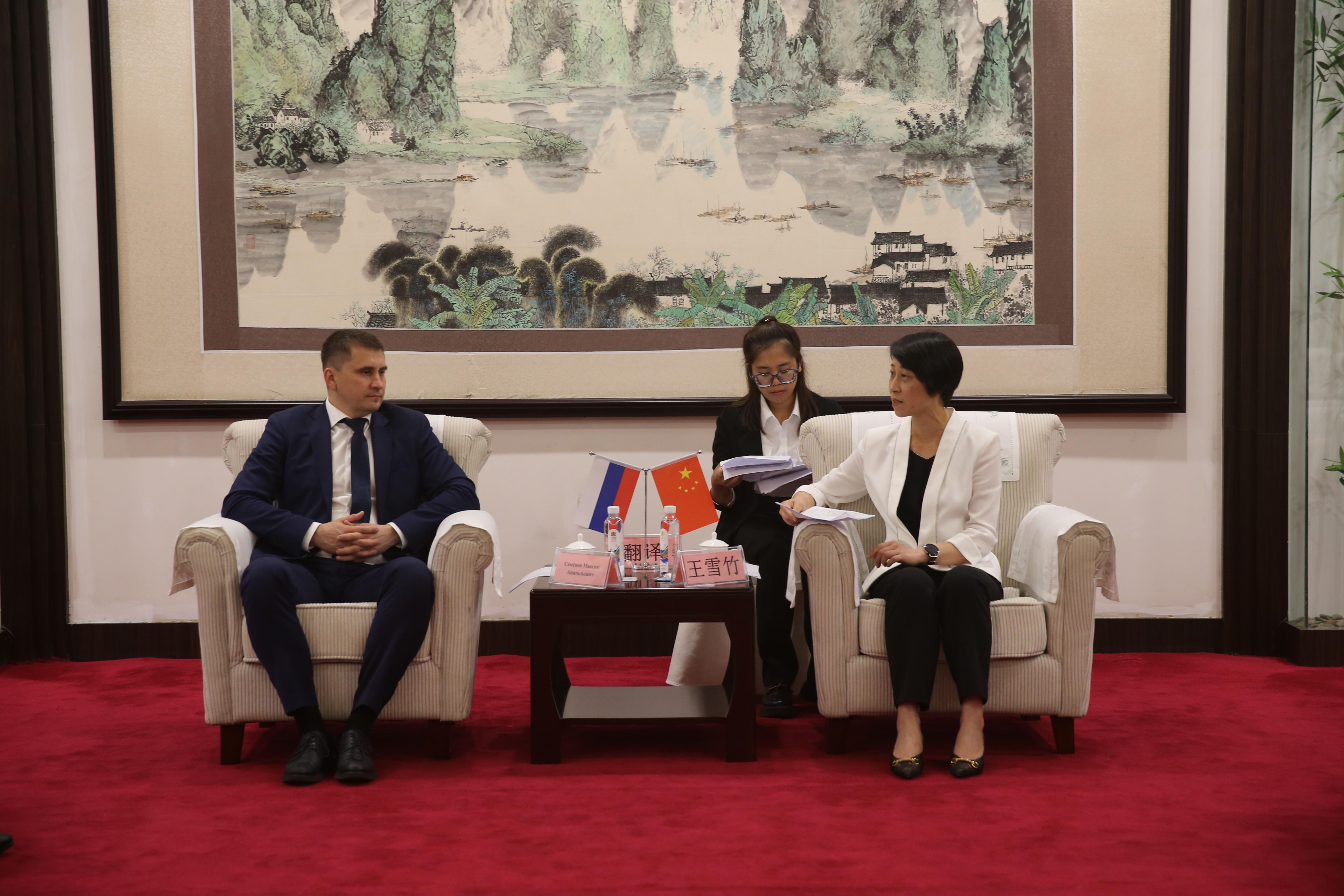 开启"龙粤俄"区域协同发展新篇章——王雪竹参加"鹤