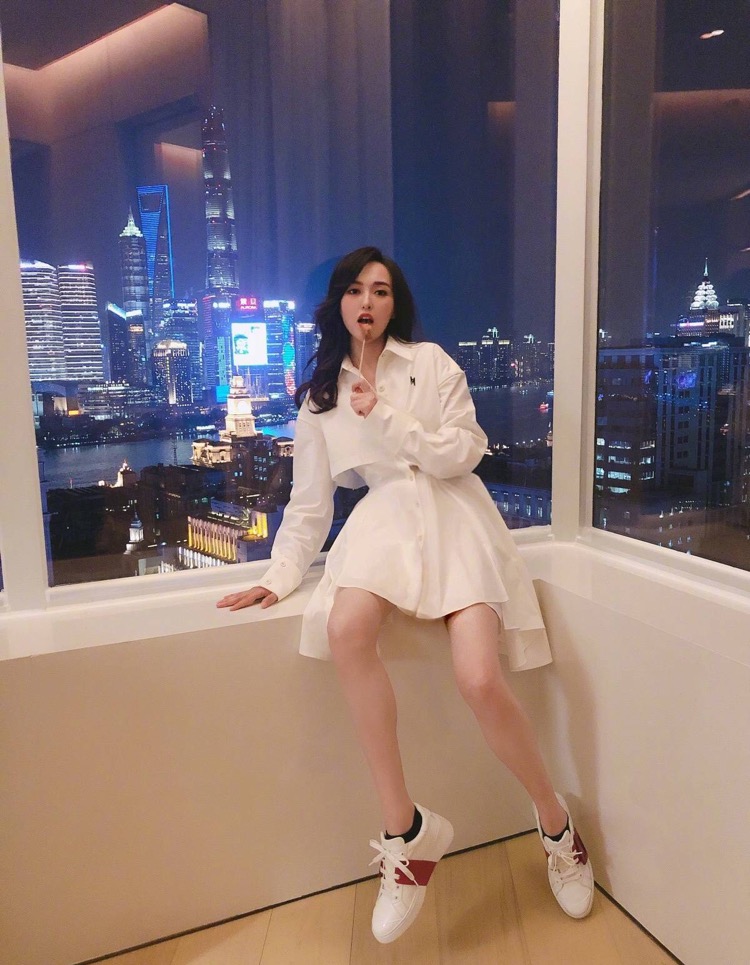 唐嫣晒女儿背影照,母女同框出镜,画面十分温馨