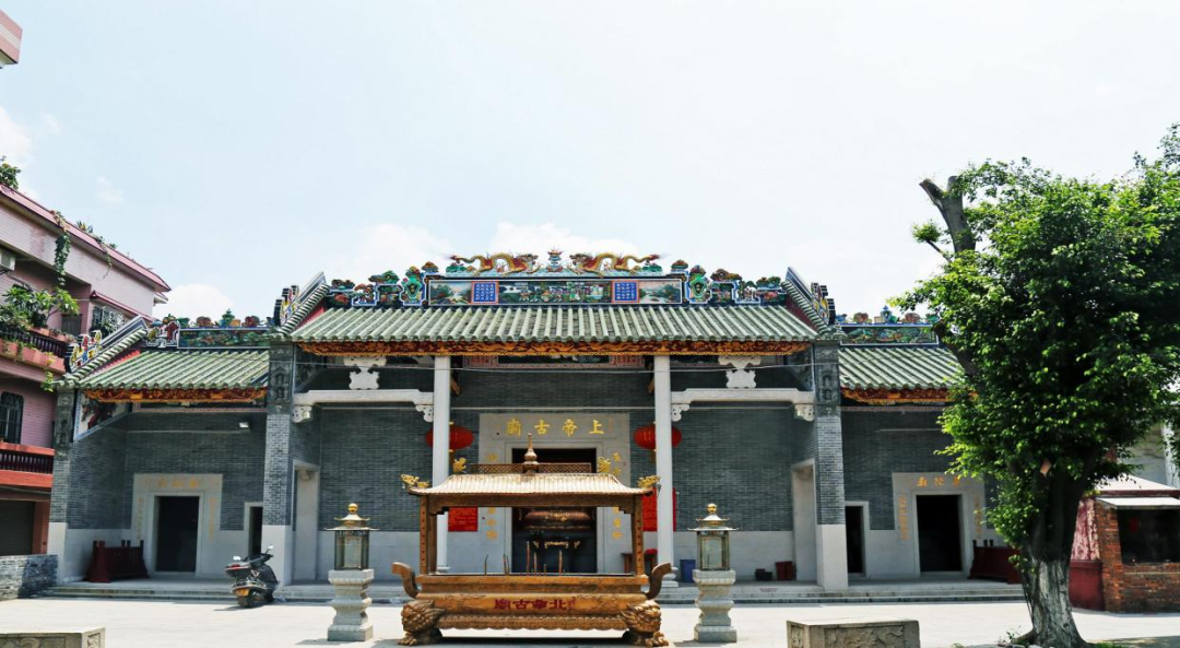 庙左右建傍殿,右为金花庙,奉大圣,桃花女神位,左为华佗庙,奉财帛星君