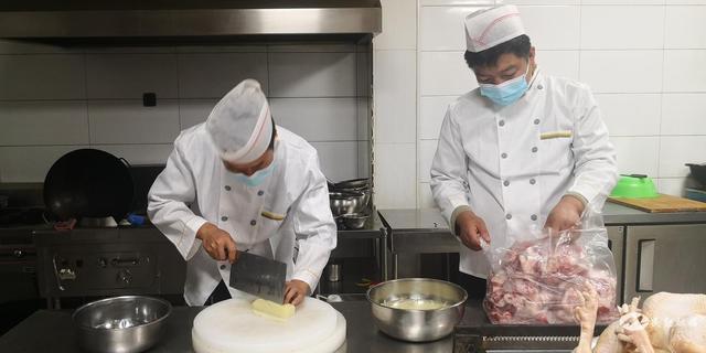 坚持两手抓 夺取双胜利