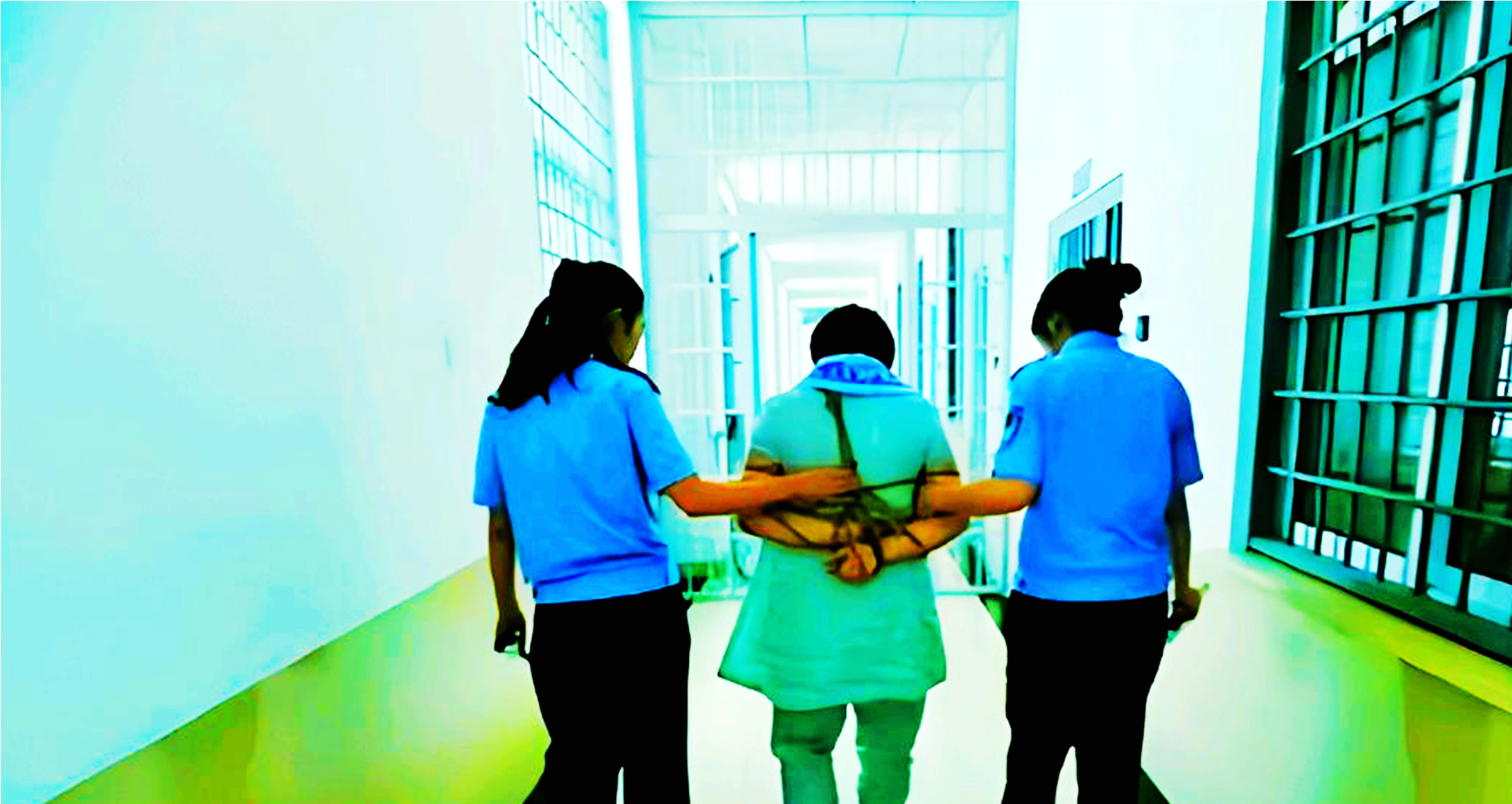 2016年,女犯人艾红被带出看守所,送往刑场行刑!