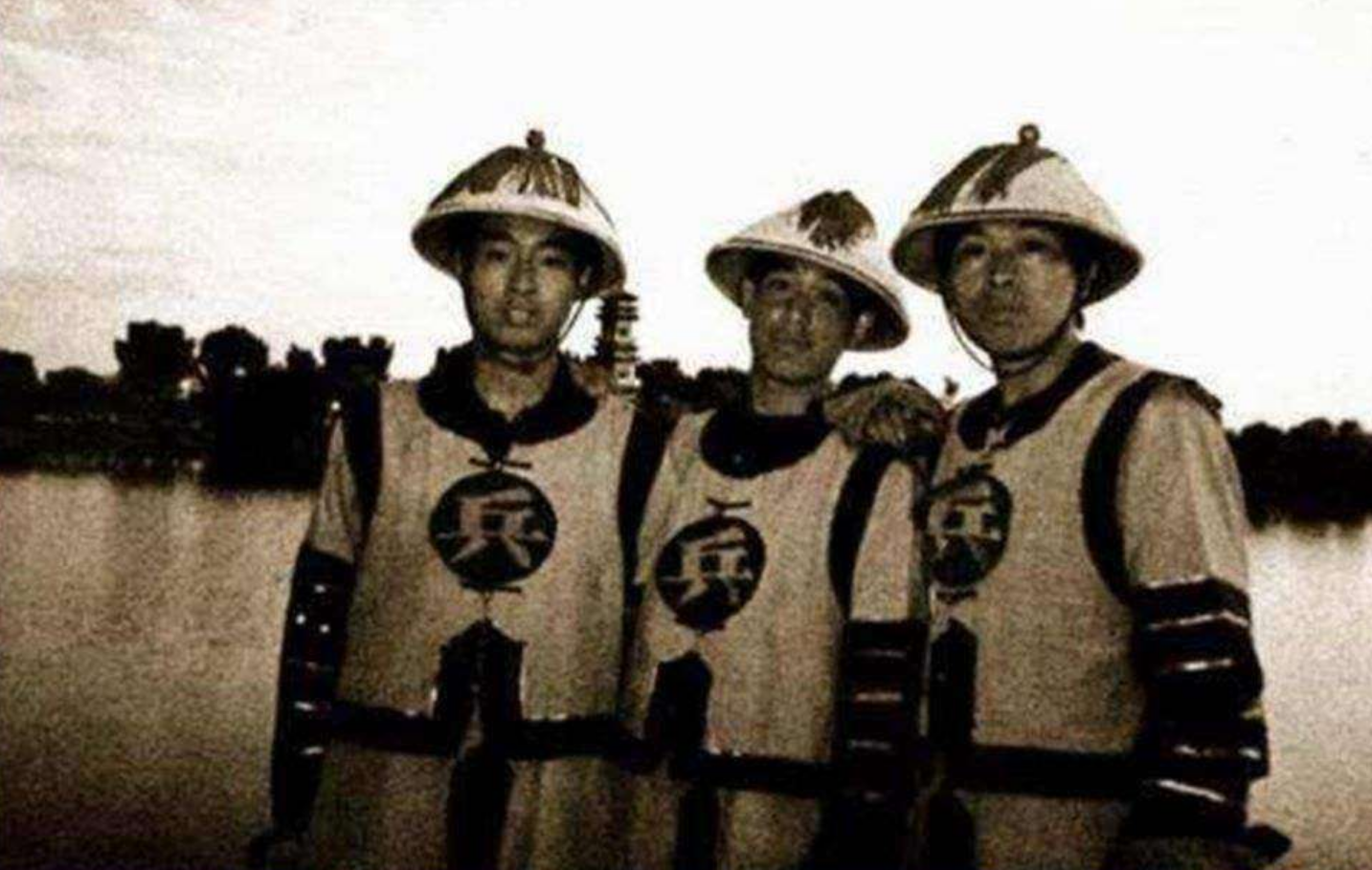 清朝小兵衣服上有的写着"兵"有的写着"勇",两者有什么区别