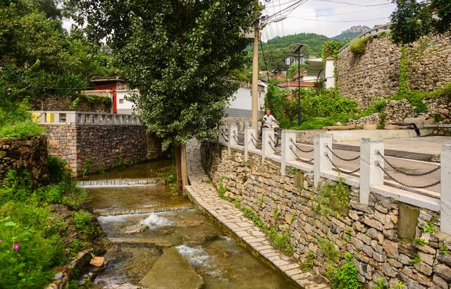 济南这个藏在深山中的村庄,古朴幽静,泉水欢腾风景如画!