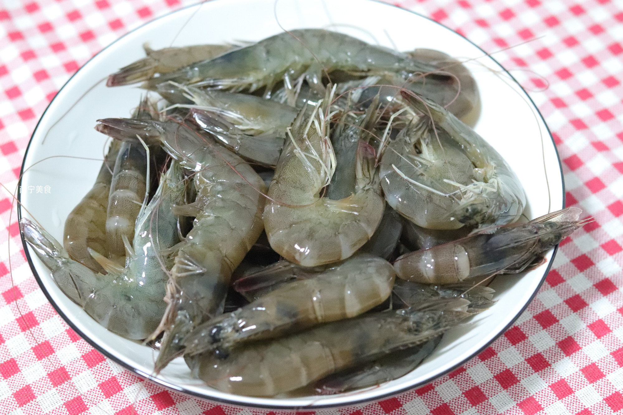 不管是冷冻虾还是鲜活虾,烹调之前多做这一步,虾仁q弹脆口鲜甜