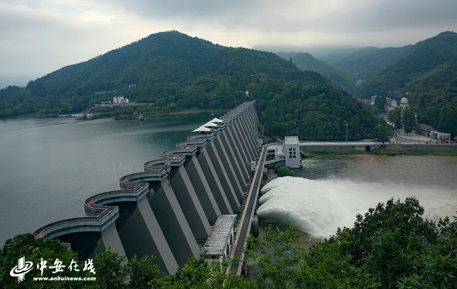 六安暴雨来袭 三大水库正在泄洪