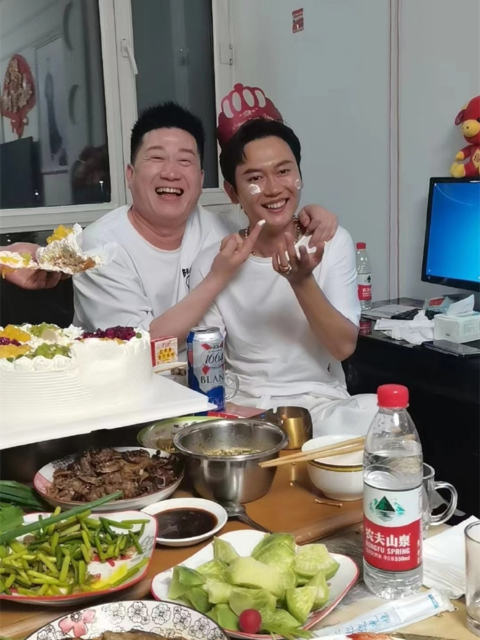 德云社张鹤伦晒照,带着孟鹤堂在自己老家过生日,网友:被嗑到了