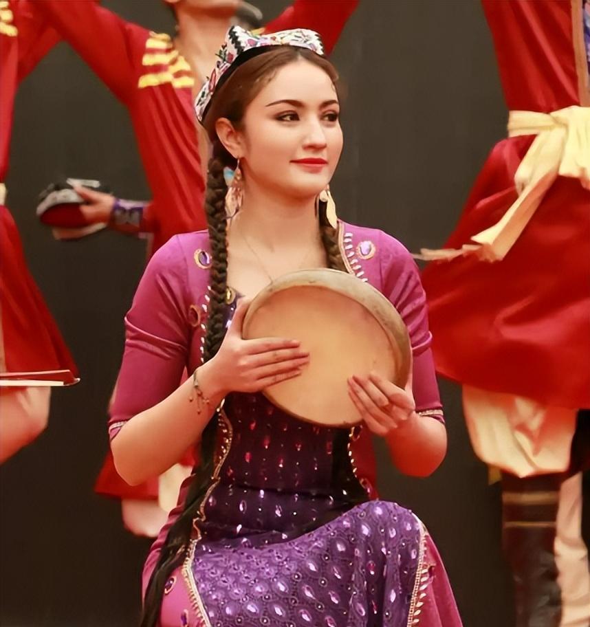 探访新疆:维吾尔族姑娘惊艳歌舞!