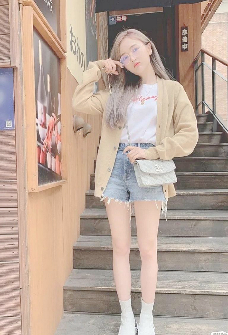 吴宣仪姐姐穿白袜子美吗?