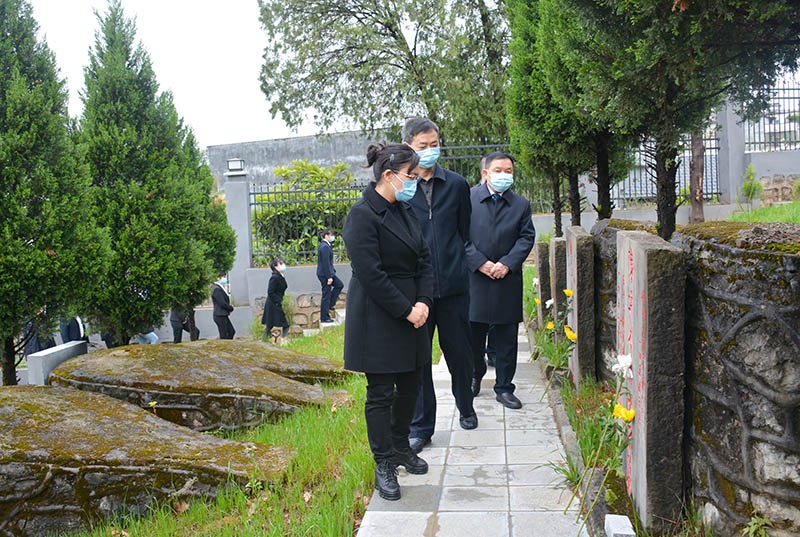 兴仁市四大家领导开展清明节烈士祭扫活动(图)