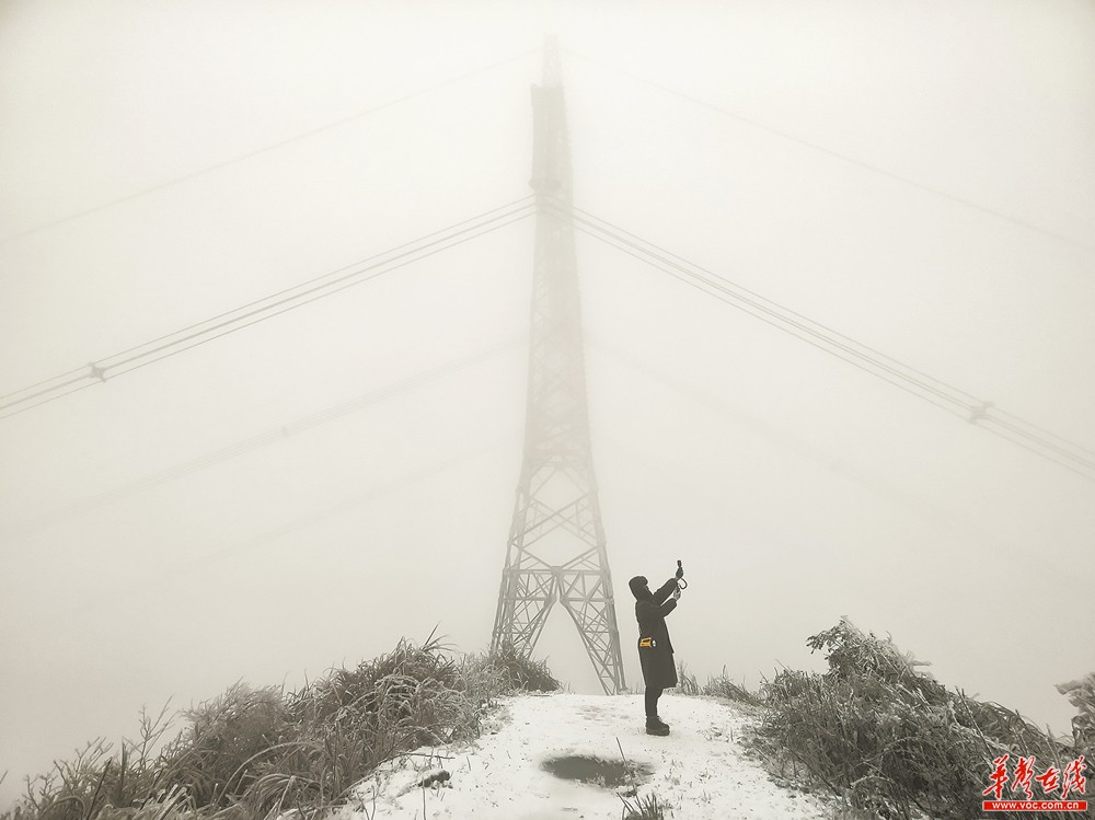 不惧严寒 值守电网