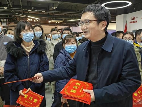 南岸区政府领导为留渝过年职工送温暖