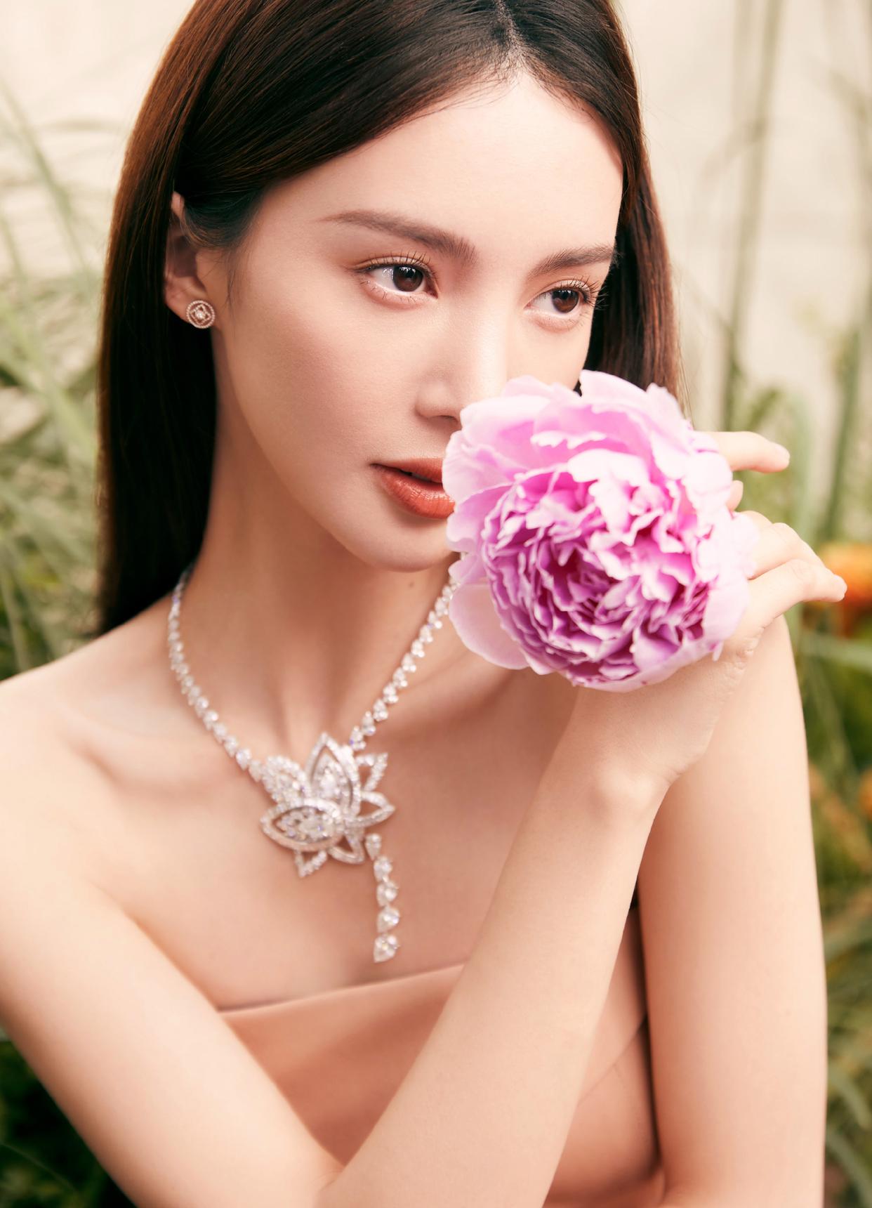 有一种优雅叫金晨穿"无痕裙",优雅又气质,巨型钻石项链太惹眼