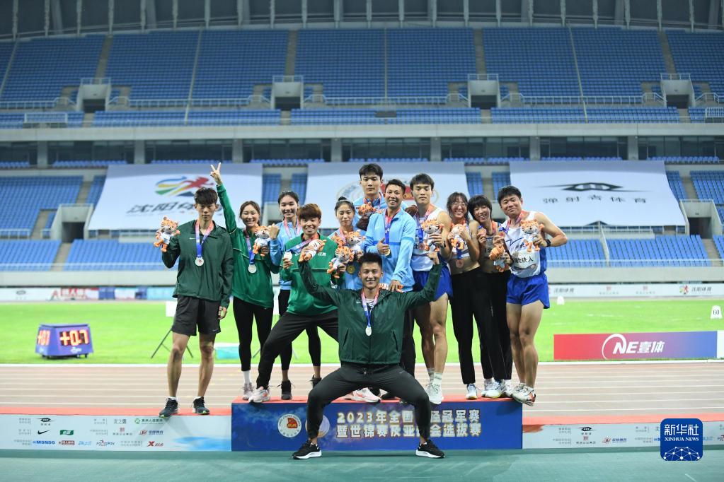 田径——全国冠军赛混合4x400米决赛四川铁人队获得第一名