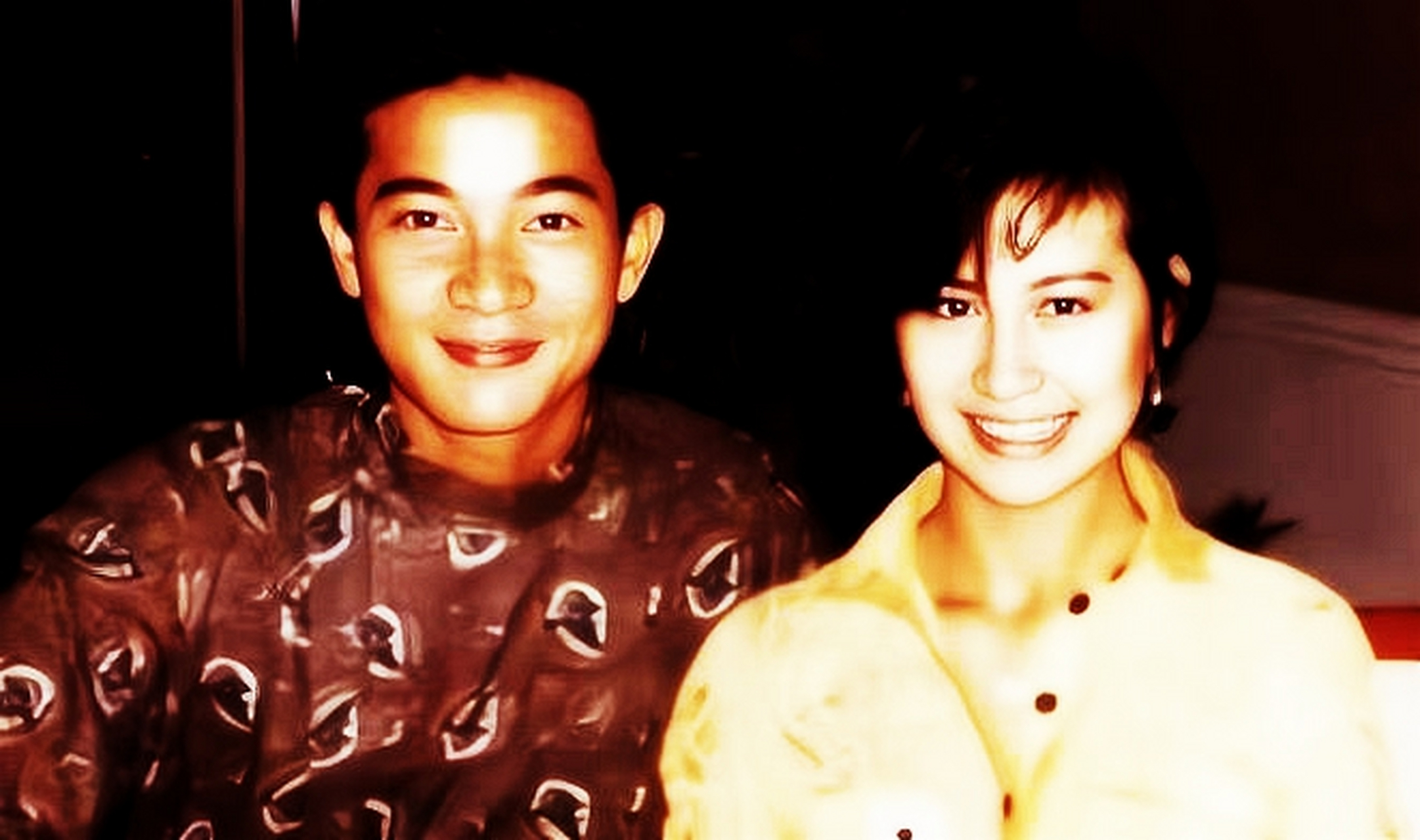 1988年陈百强30岁生日晚会照片,镜头下陈百强靠在何超琼的肩膀上,两人