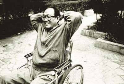 史铁生《我与地坛》四十年轮椅生涯,扶轮问路,不过一份地坛情结