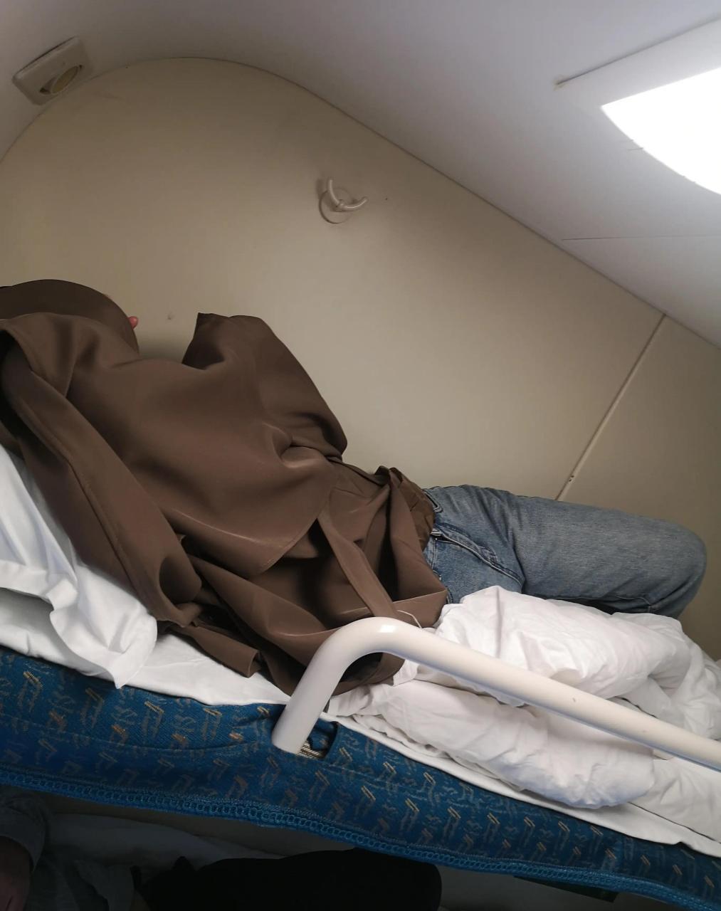 坐火车回深圳,买了一张上铺,隔壁上铺是个二十多岁的姑娘,一上车,就